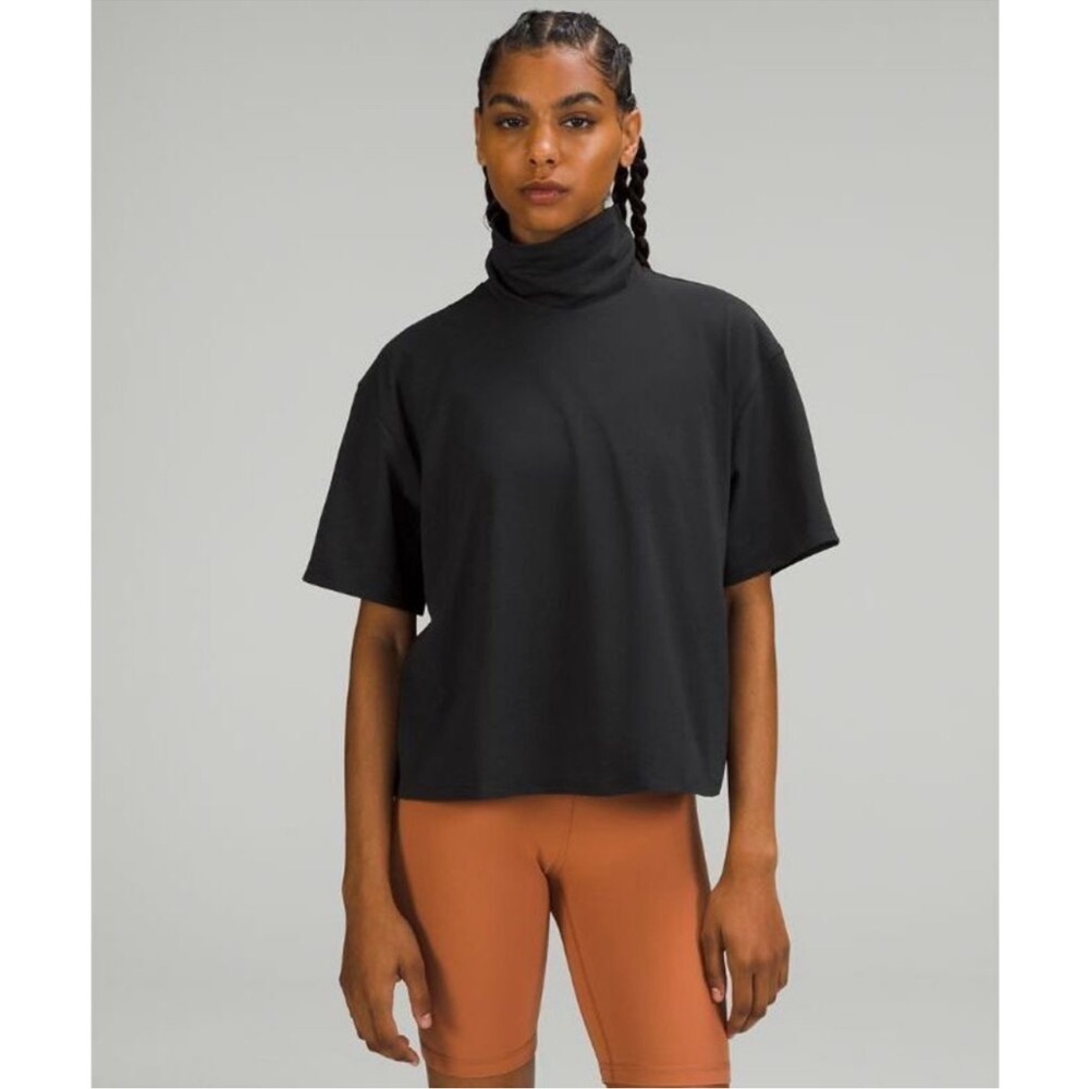Lululemon Relaxed-Fit Cotton-Blend
Turtleneck T-Shirt size 4